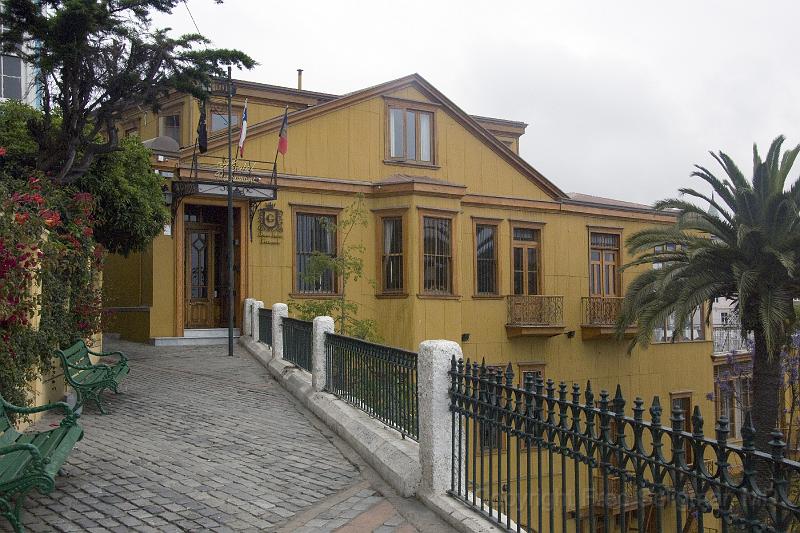 20071221 101913 D2X 4200x2800jpg.jpg - Colorful hillside homes, Valparaiso, Chile